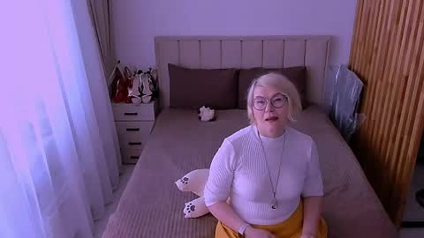 Sabrina MacMarren online show from June 7, 1:18 pm