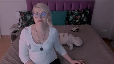 Snapshot of sabrinamacmarren chatting on February 11, 4:24 pm Sabrina MacMarren online show from February 11, 4:24 pm