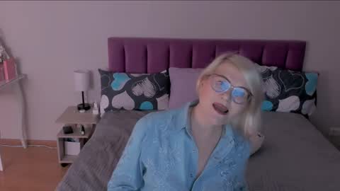 Snapshot of sabrinamacmarren chatting on February 21, 3:43 pm Sabrina MacMarren online show from February 21, 3:43 pm