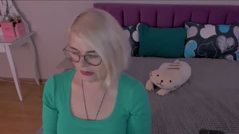 Snapshot of sabrinamacmarren chatting on January 22, 11:23 am Sabrina MacMarren online show from January 22, 11:23 am