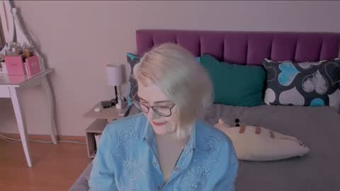 Snapshot of sabrinamacmarren chatting on January 28, 6:27 am Sabrina MacMarren online show from January 28, 6:27 am