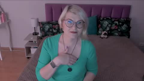 Snapshot of sabrinamacmarren chatting on February 28, 3:59 pm Sabrina MacMarren online show from February 28, 3:59 pm