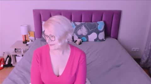 Snapshot of sabrinamacmarren chatting on October 4, 7:18 pm Sabrina MacMarren online show from October 4, 7:18 pm
