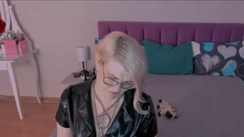 Snapshot of sabrinamacmarren chatting on January 27, 11:43 am Sabrina MacMarren online show from January 27, 11:43 am