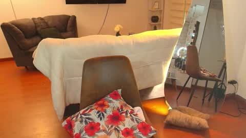 Hello I am absent due to a family calamity I will return soon-hola estoy ausente por un problema familiar volvere pronto. online show from October 9, 1:10 am