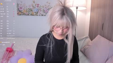 Snapshot of sara_kim_ chatting on October 20, 12:35 am Sara new account give me thomb up Follow me help me reach 15k followers again online show from October 20, 12:35 am