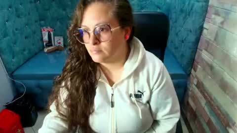 sara_thonson_ online show from August 4, 4:18 am