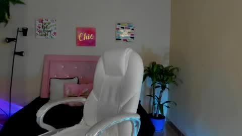 Sarah Ramirez online show from February 15, 11:39 am