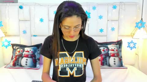 Snapshot of sarahsophia_ chatting on December 25, 11:11 am SARAH online show from December 25, 11:11 am