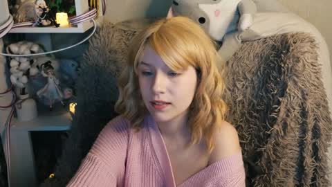 Snapshot of sarakaell chatting on December 13, 11:45 am Sara online show from December 13, 11:45 am