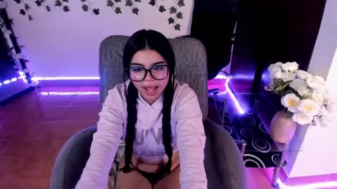 Snapshot of saray__jones chatting on January 17, 3:00 pm saray__jones online show from January 17, 3:00 pm