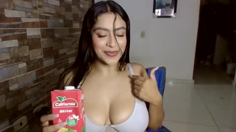 Snapshot of sasha_rose23 chatting on December 17, 7:59 pm Camila online show from December 17, 7:59 pm