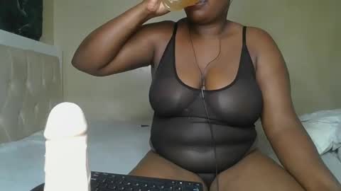 sassie_bee online show from February 16, 12:22 am