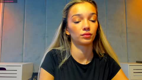 Snapshot of sassyt33n chatting on September 9, 8:25 am sassyt33n online show from September 9, 8:25 am