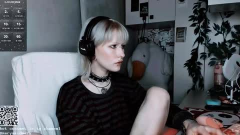 Snapshot of say_mary chatting on October 19, 6:54 pm pronoun she. name Mary. age 21. online show from October 19, 6:54 pm