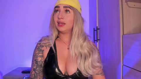 SCARLETT COLLINS online show from November 10, 5:46 am