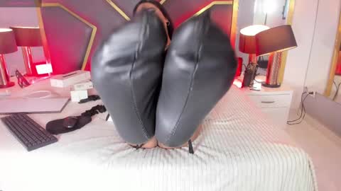 Snapshot of scarletthott1 chatting on March 5, 12:00 pm Scarlett Hot online show from March 5, 12:00 pm