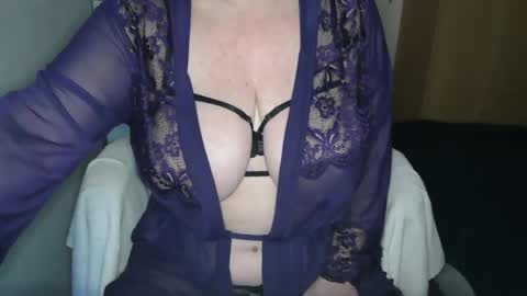 Snapshot of sensual_cris chatting on January 3, 8:43 am CRIS online show from January 3, 8:43 am