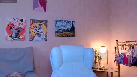 sensuallucy233 online show from November 24, 7:10 am