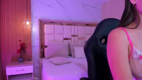 Shaina Vasquez online show from March 9, 7:59 pm