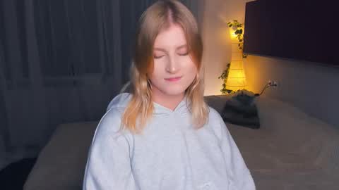 Snapshot of shantiyagin chatting on October 31, 11:09 pm Polly online show from October 31, 11:09 pm