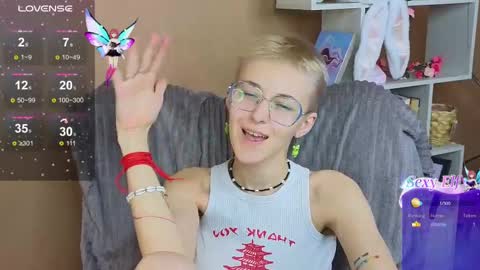 Snapshot of sharli_rose chatting on February 9, 3:12 pm Sharli online show from February 9, 3:12 pm