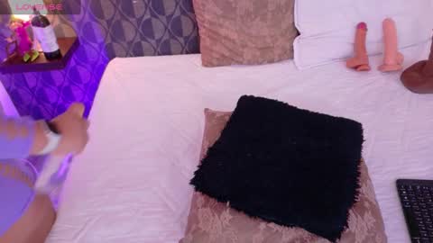 Sharom  online show from March 10, 7:50 pm