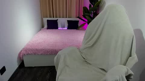 Snapshot of sheilaryan chatting on February 24, 4:47 am Sheila GMT 2 Tuesday Wednesday Friday Saturday Sunday- 8 5 online show from February 24, 4:47 am