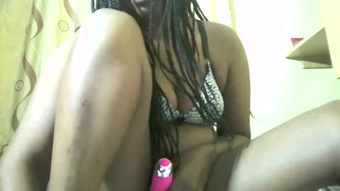 Snapshot of shellynewest chatting on November 1, 12:15 am shelly online show from November 1, 12:15 am