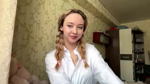 Mia online show from March 20, 10:09 am