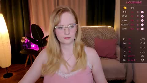Snapshot of sheslinki chatting on September 23, 8:34 am Hello guys my name is Aemilia online show from September 23, 8:34 am
