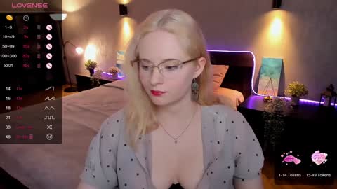 Snapshot of sheslinki chatting on February 1, 12:16 pm Hello guys my name is Aemilia online show from February 1, 12:16 pm