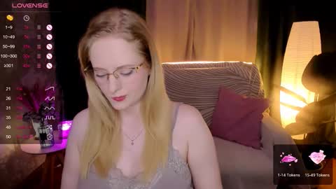 Snapshot of sheslinki chatting on October 5, 6:07 am Hello guys my name is Aemilia online show from October 5, 6:07 am