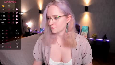 Snapshot of sheslinki chatting on February 8, 7:04 am Hello guys my name is Aemilia online show from February 8, 7:04 am