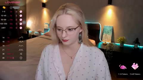 Snapshot of sheslinki chatting on February 14, 2:18 am Hello guys my name is Aemilia online show from February 14, 2:18 am
