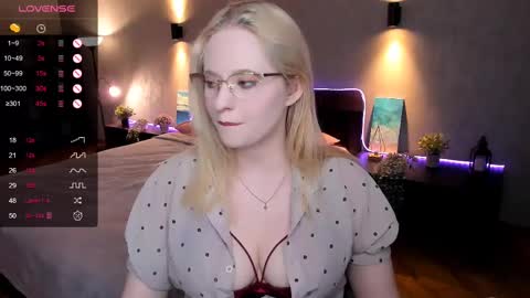 Snapshot of sheslinki chatting on March 3, 2:11 am Hello guys my name is Aemilia online show from March 3, 2:11 am