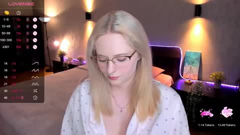 Snapshot of sheslinki chatting on February 18, 9:32 am Hello guys my name is Aemilia online show from February 18, 9:32 am
