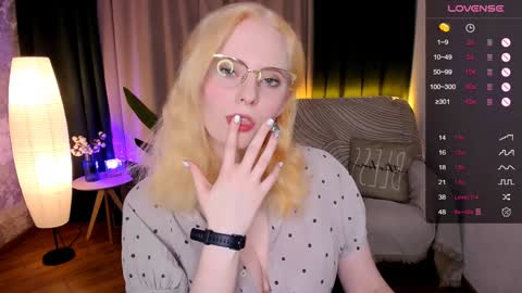 Snapshot of sheslinki chatting on January 21, 11:24 am Hello guys my name is Aemilia online show from January 21, 11:24 am