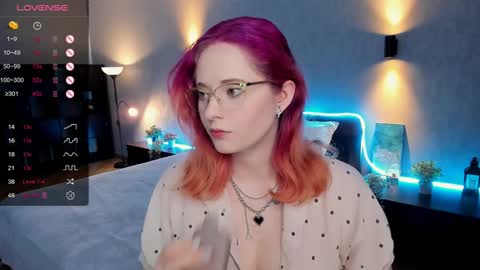 Snapshot of sheslinki chatting on January 9, 12:19 pm Hello guys my name is Aemilia online show from January 9, 12:19 pm