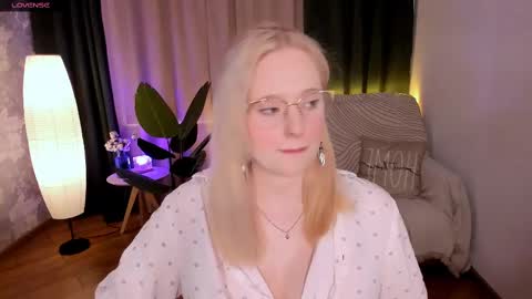 Snapshot of sheslinki chatting on February 16, 8:54 am Hello guys my name is Aemilia online show from February 16, 8:54 am