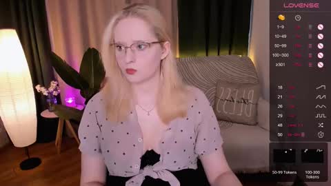 Snapshot of sheslinki chatting on March 11, 8:52 am Hello guys my name is Aemilia online show from March 11, 8:52 am