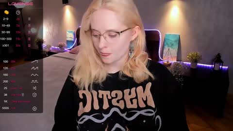 Snapshot of sheslinki chatting on February 4, 9:17 am Hello guys my name is Aemilia online show from February 4, 9:17 am