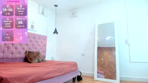 Snapshot of sienna_glow chatting on September 9, 1:44 pm sienna_glow online show from September 9, 1:44 pm