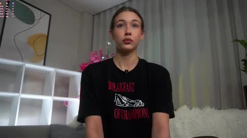 Snapshot of signehinz chatting on September 28, 11:48 am Eva online show from September 28, 11:48 am