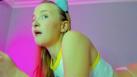 Snapshot of silky_huzelnut chatting on October 22, 8:30 am Mila online show from October 22, 8:30 am