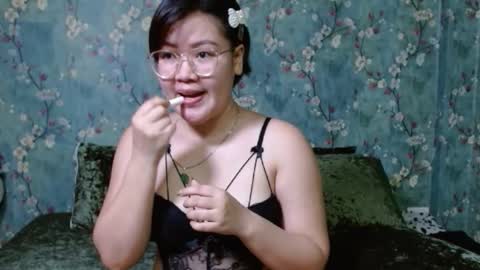 Snapshot of simply_niki chatting on October 19, 12:18 pm zia online show from October 19, 12:18 pm