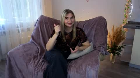 Mia online show from April 13, 8:15 am