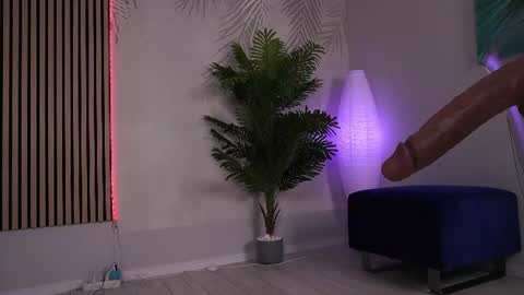 Dee online show from August 2, 7:39 pm