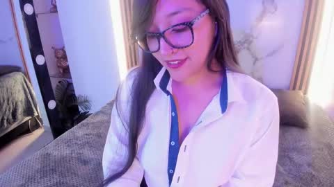 Snapshot of skye_bluee_ chatting on October 3, 4:28 am skye_bluee_ online show from October 3, 4:28 am