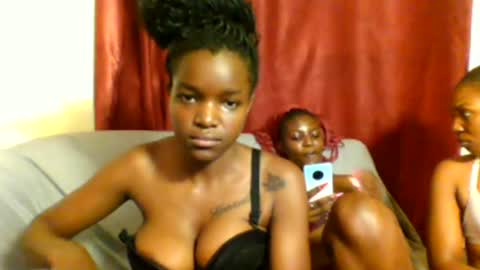 Snapshot of sleek_ass chatting on February 23, 4:18 pm sleek_ass online show from February 23, 4:18 pm